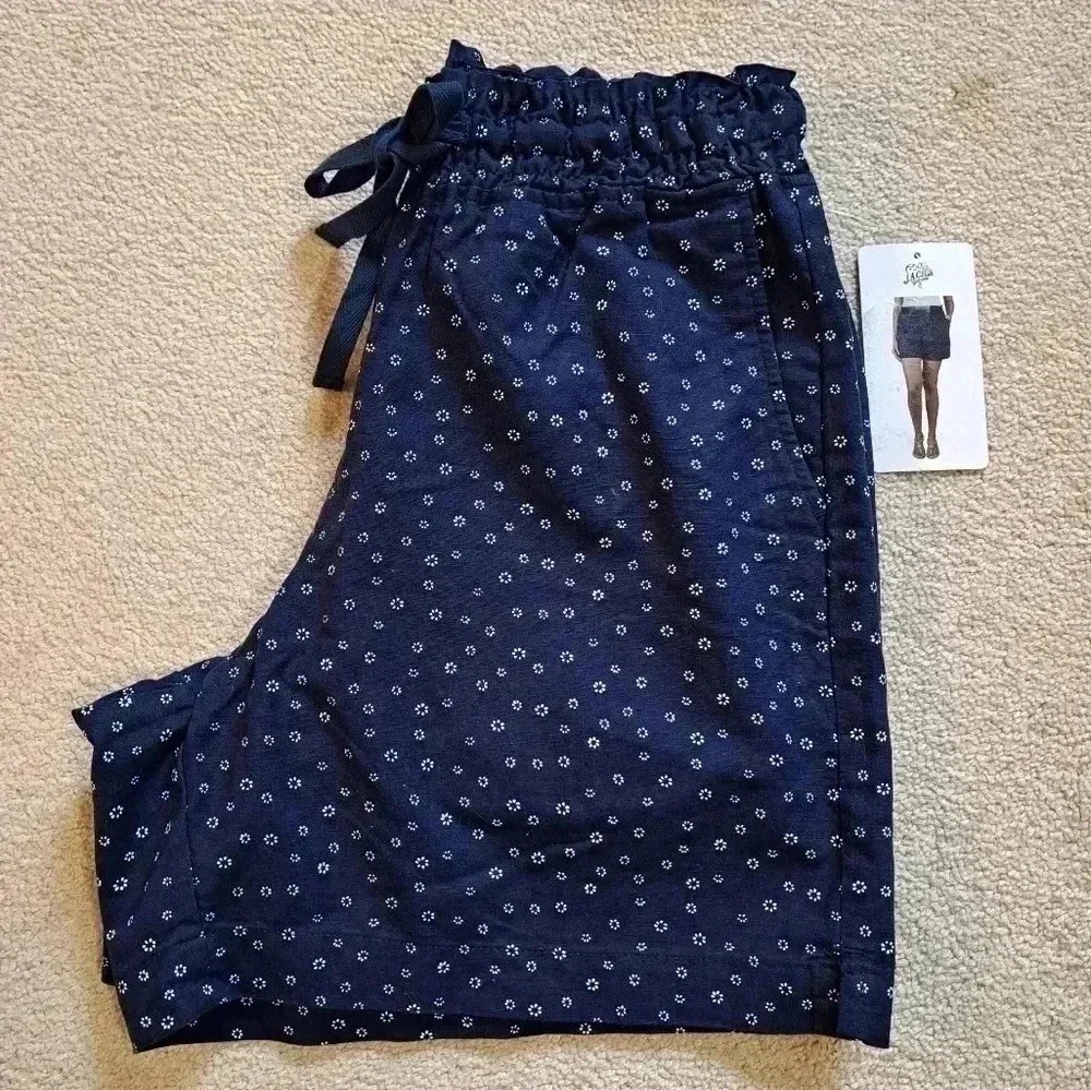 NWT Jachs Girlfriend Shorts Small Paperbag Waist Navy and White Micro Floral